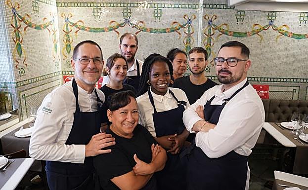 Paul Ibarra junto a su equipo formado por Íñigo Amigo, Xabier Sánchez (sumiller), Ángel Herrera, Ainhoa de la Quintana, Teo Silva, Melissa de Costa y Amparo Senzano (boliviana, y encargada de freír la merluza) en la sala de Los Fueros.