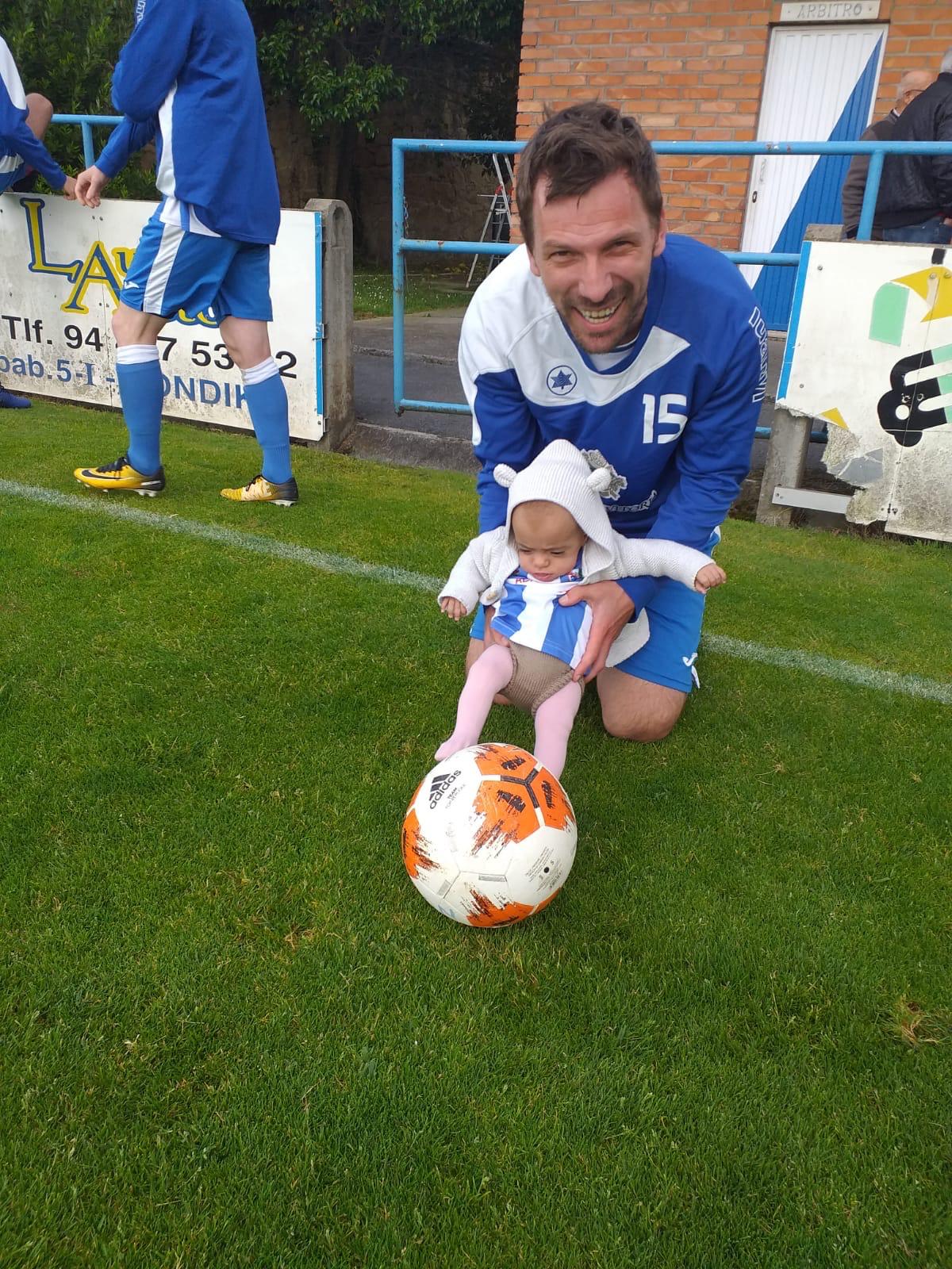 Raúl, con su hija, en su época en el Sondika.