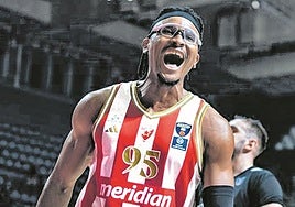 Moneke celebra una canasta durante un duelo de la presente temporada con el Estrella Roja.