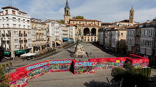 Imagen después - Sebastián Bayo celebra el «éxito» de su «muro» en Vitoria: «Los jóvenes han entendido mejor que nadie la vocación lúdica»