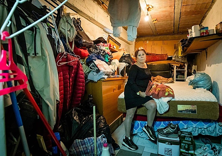 Josefina, en el camarote donde durmió un año al ser okupada su casa.