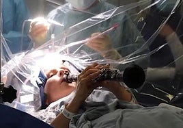 Así toca el clarinete una enferma de párkinson mientras le instalan electrodos en el cerebro