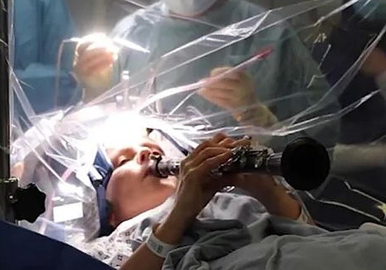 Así toca el clarinete una enferma de párkinson mientras le instalan electrodos en el cerebro