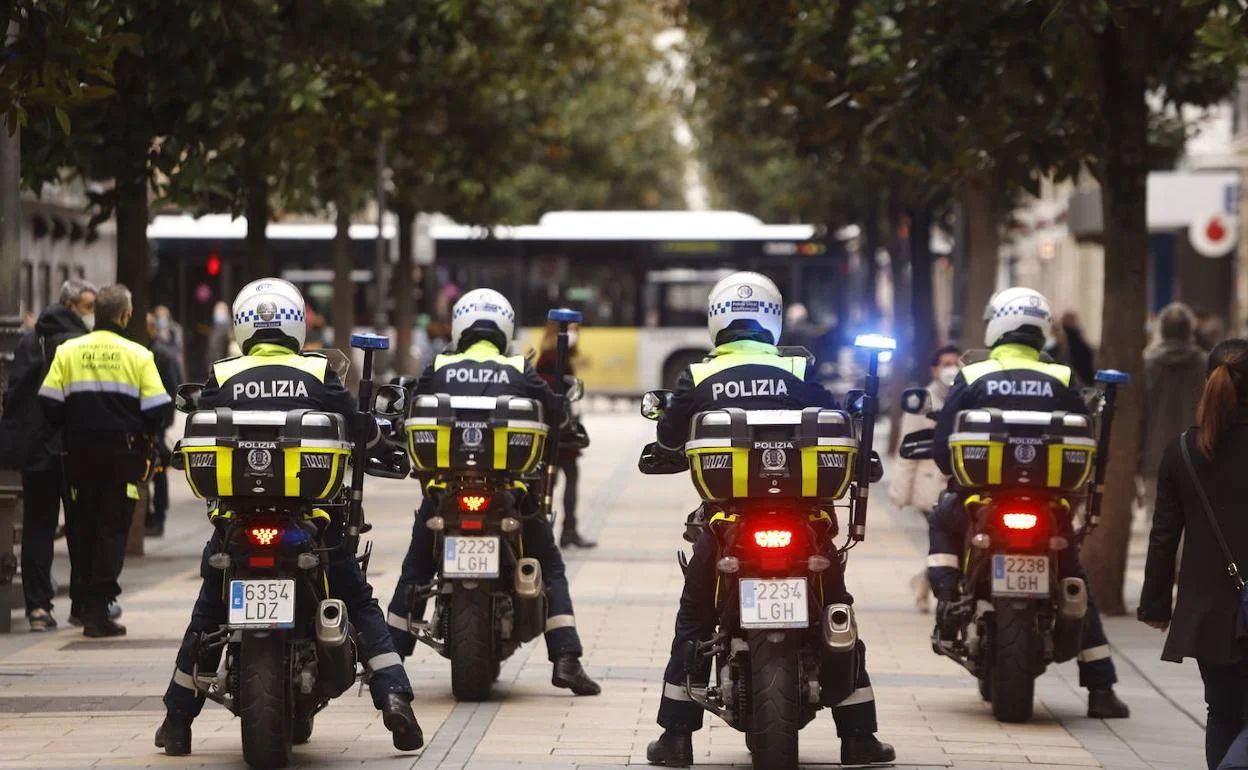 Lanza su patinete a un policía tras darle el alto por circular a gran velocidad y en sentido contrario en Vitoria