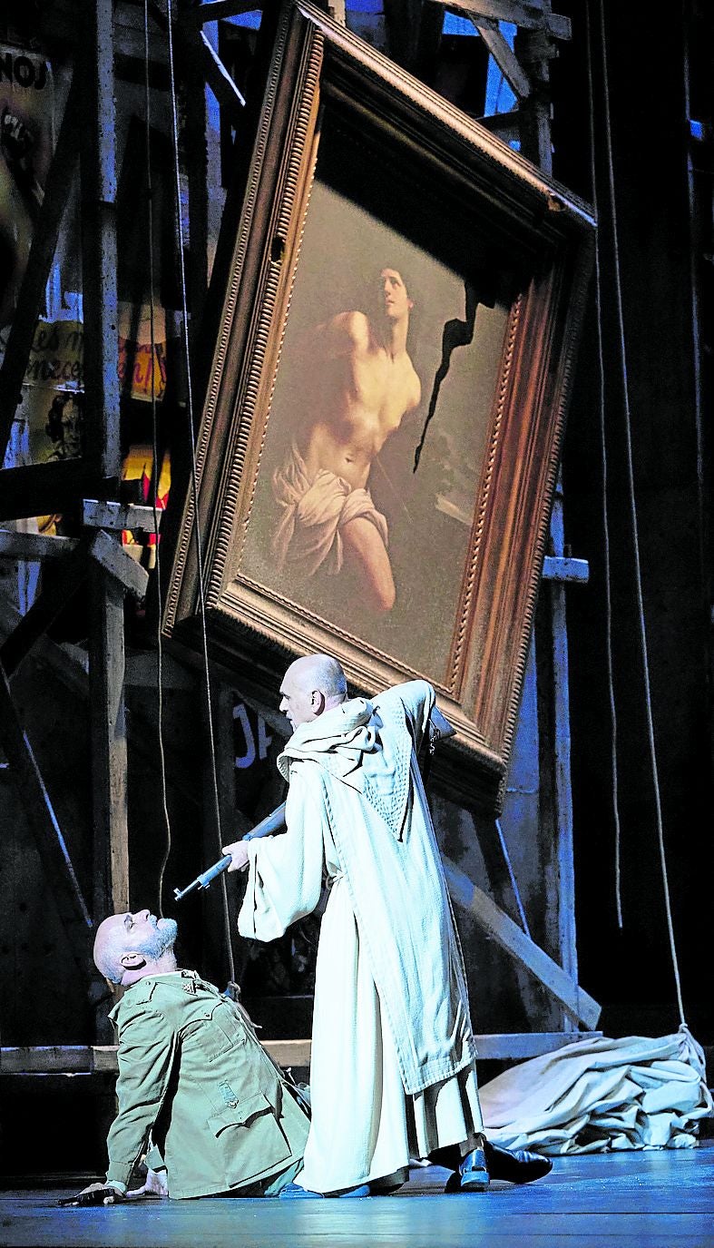 Álvaro (Angelo Villari) apunta a Carlos de Vargas (Juan Jesús Rodríguez), que nunca ha dejado de perseguirle.