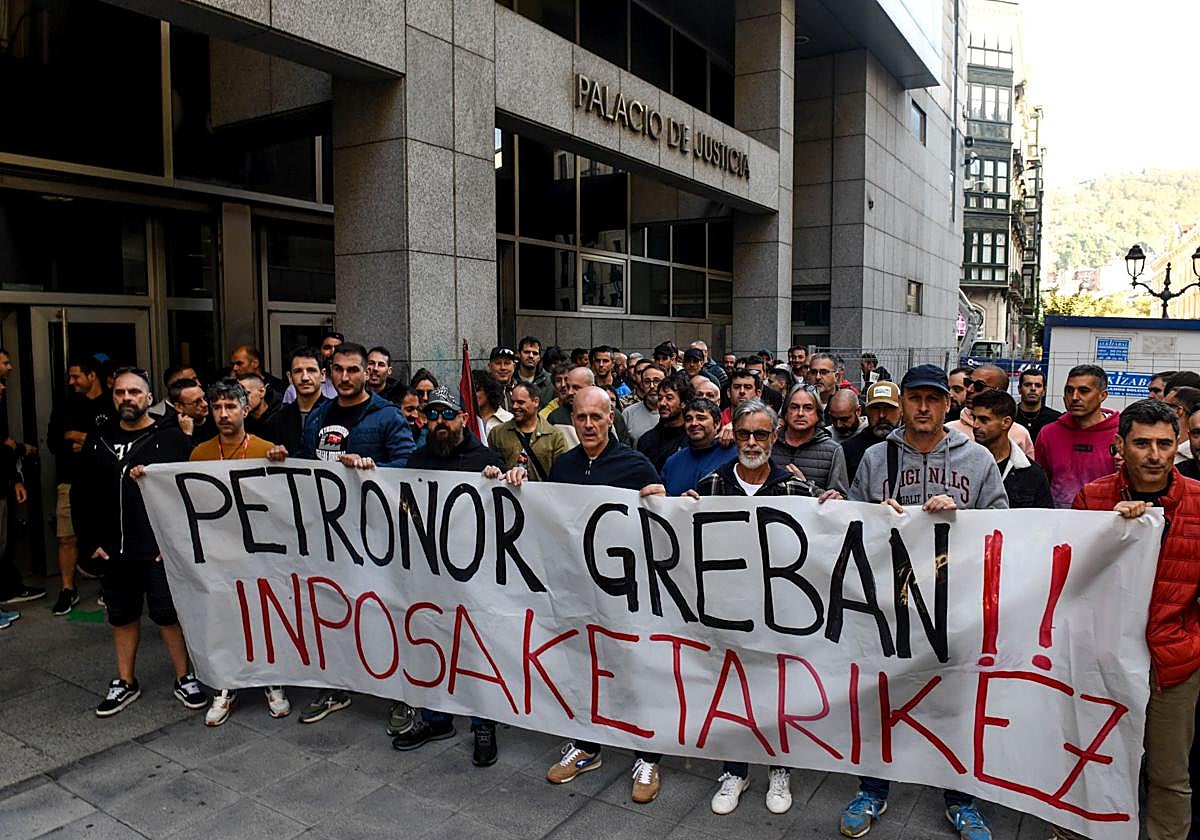 Trabajadores de Petronor concentrados este viernes en la puerta de los juzgados