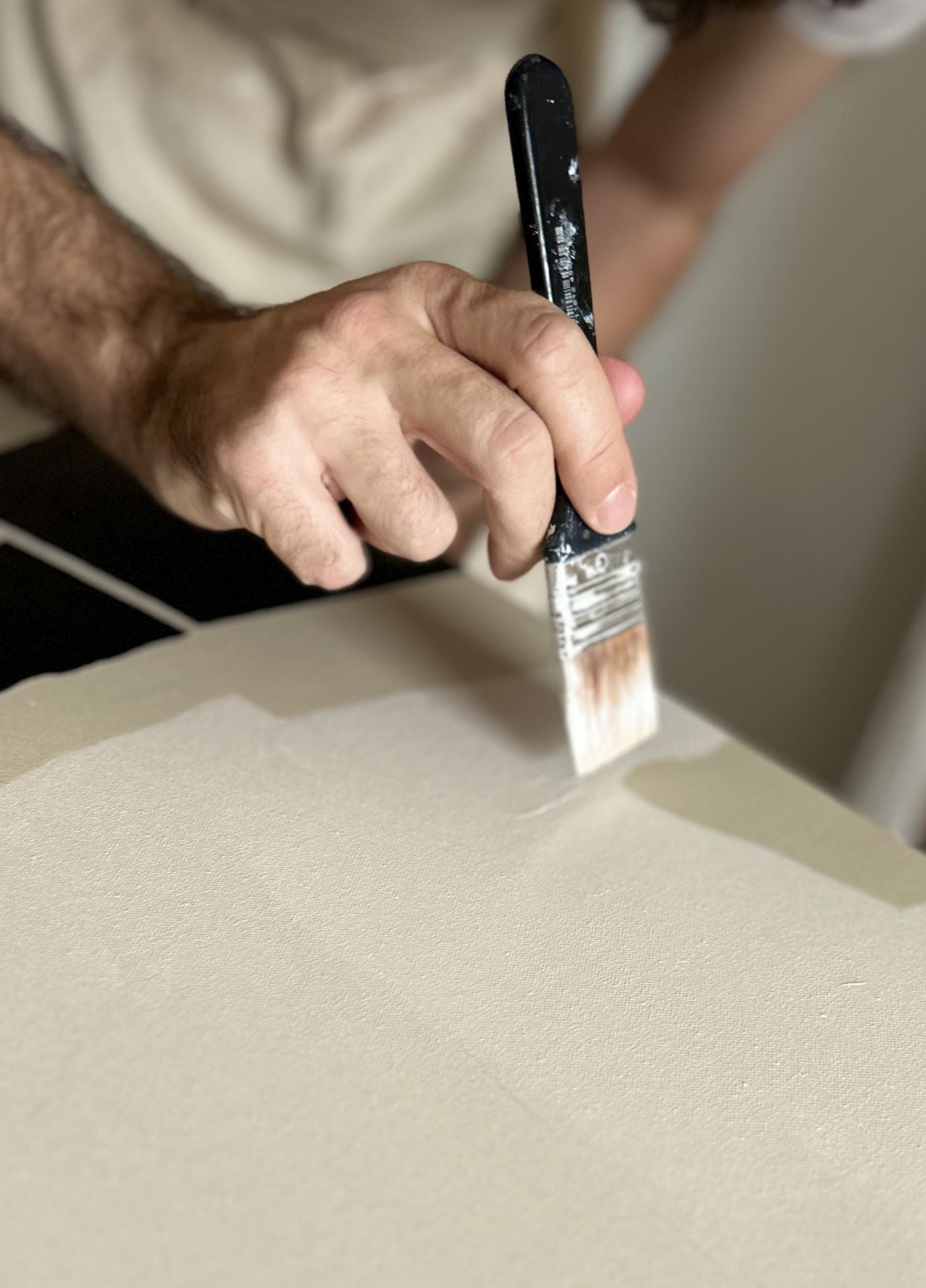 Leire y Haritz, la pareja de Leioa que crea los cuadros para las casas más elegantes de Bizkaia