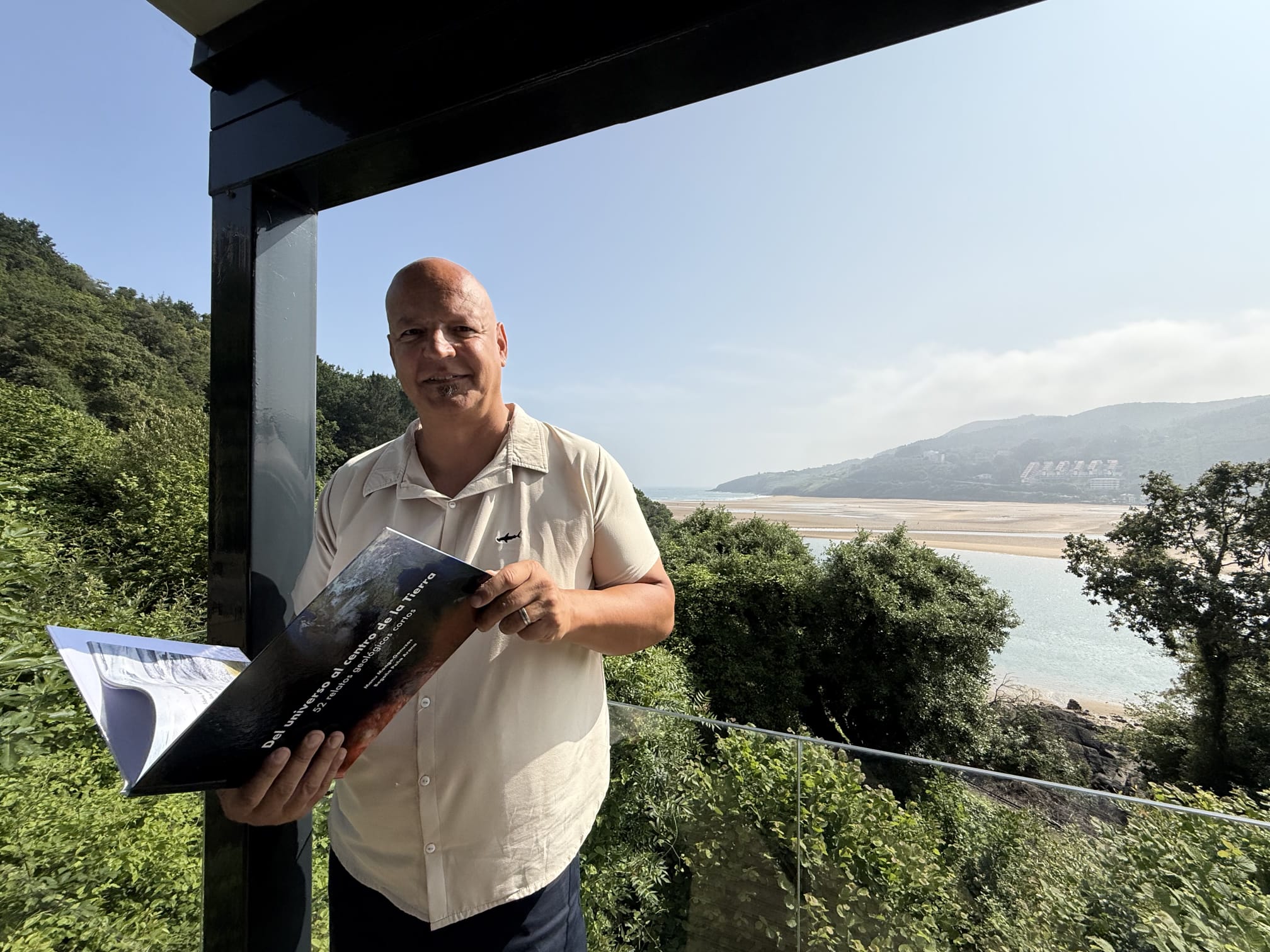 Manu Monge posa con su libro frente al estuario de Urdaibai.