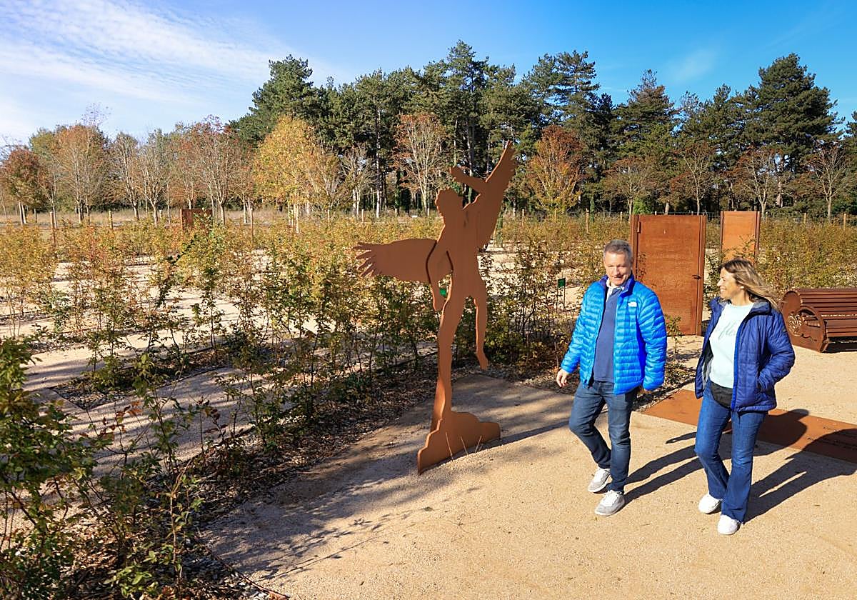Una pareja pasea por el laberinto inaugurado esta misma mañana.
