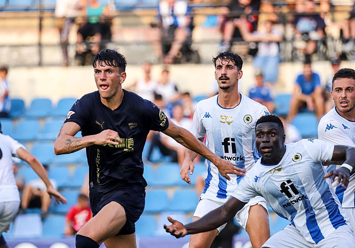 Álvaro García ya ha tenido minutos con el primer equipo en algunos amistosos.