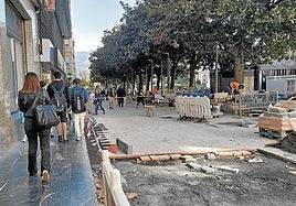 Los operarios sustituyen baldosas rotas colocadas hace meses mientras instalan nuevo pavimento en la zona junto a la Herriko Plaza.