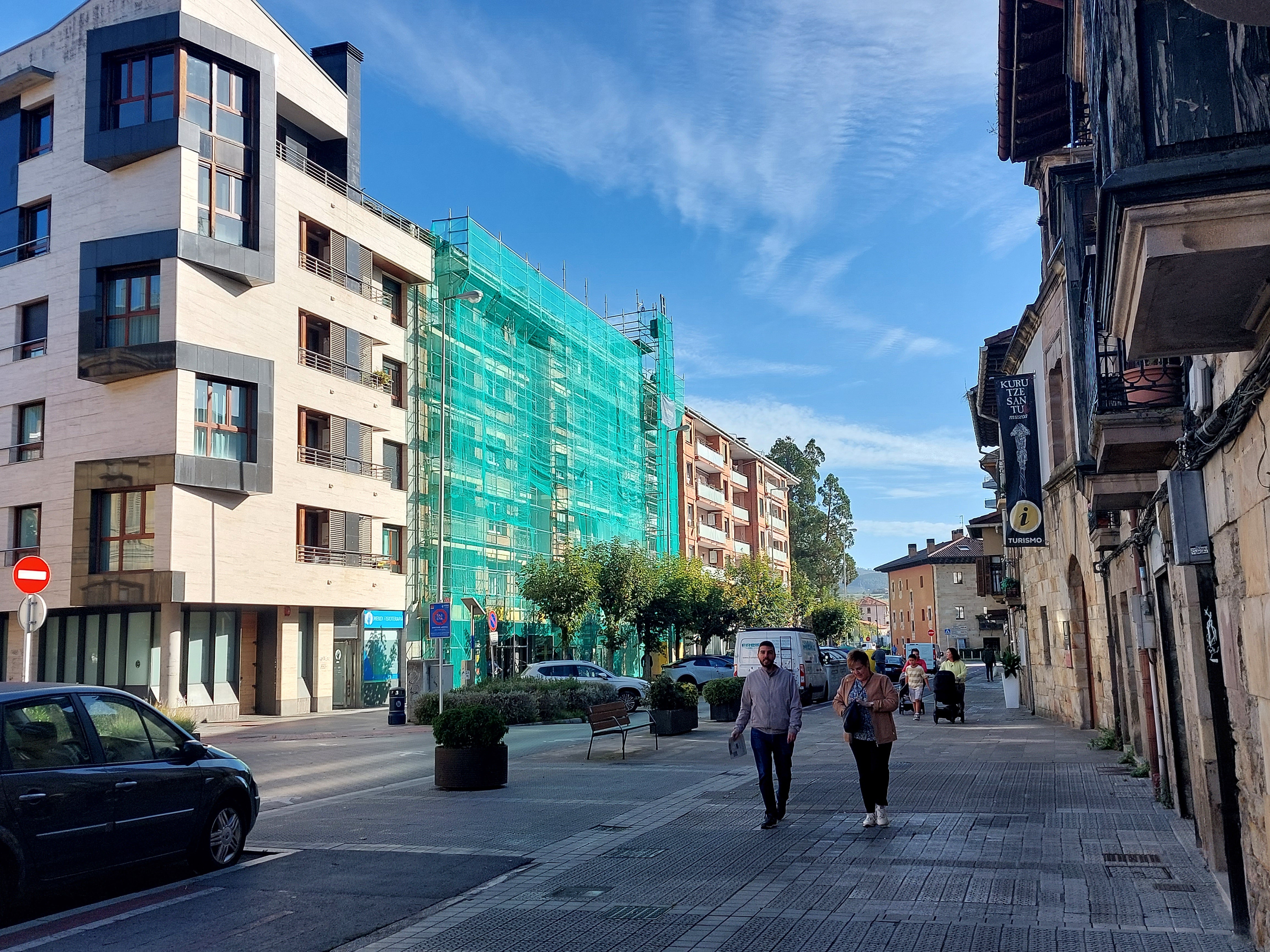 Imagen de un bloque de viviendas en la calle Kurutziaga de Durango.