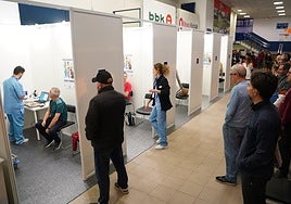 Ciudadanos hacen cola en los puntos de inoculación habilitados en el vacunódromo de La Casilla.