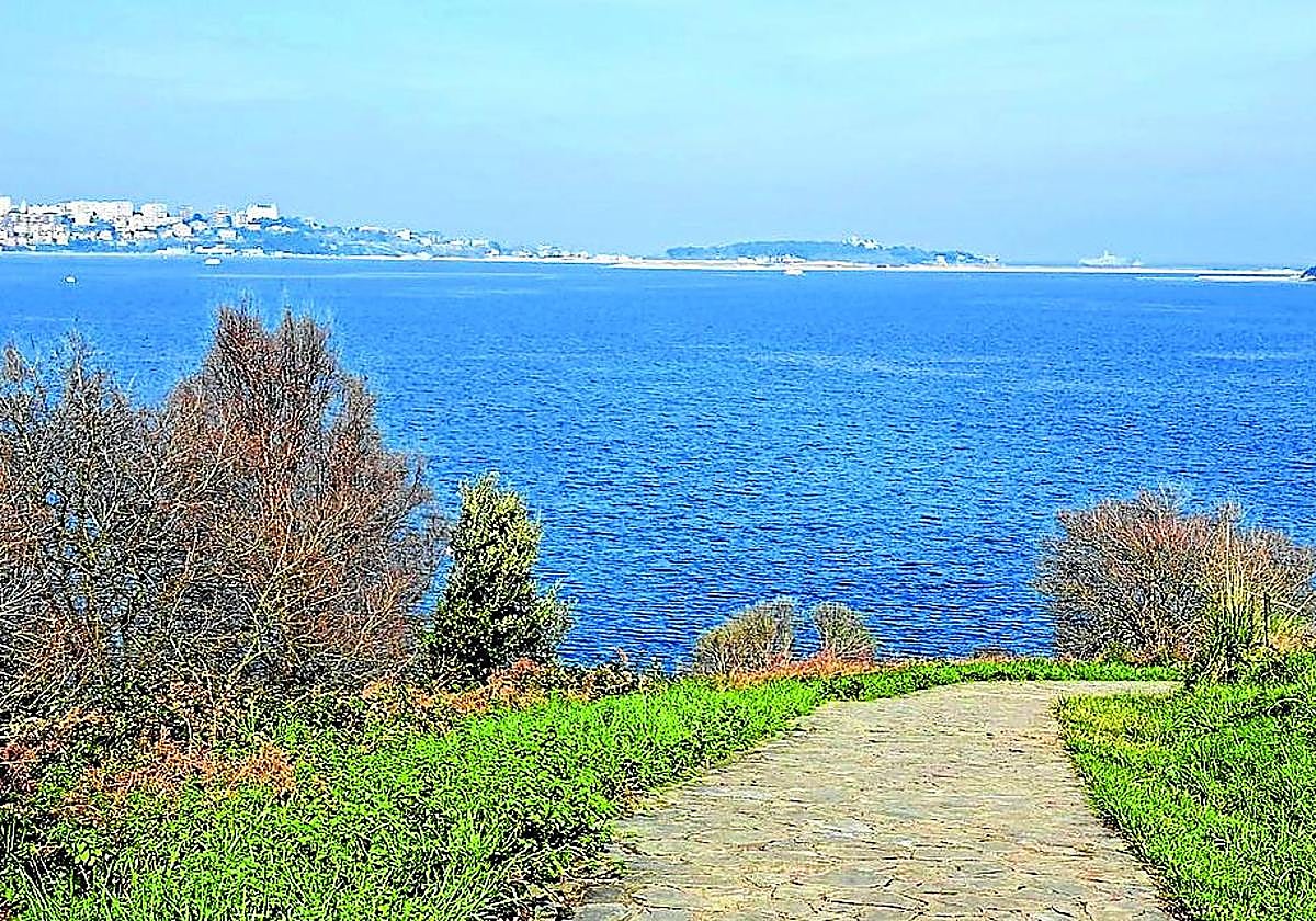 El recorrido junto al mar depara bellas estampas.