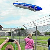 El Zeppelin Hangar, que cuenta con restaurante con terraza , permite ver el vuelo de los dirigibles.