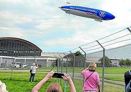 El Zeppelin Hangar, que cuenta con restaurante con terraza , permite ver el vuelo de los dirigibles.