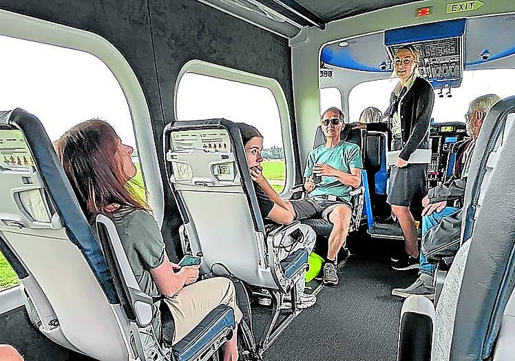 Interior de la cabina del dirigible, con el pasaje y la tripulación.