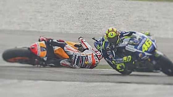 Salen a la luz imágenes inéditas de la patada de Rossi a Márquez: «Lo quería matar»