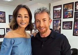 Isabel Preysler lució en 'El Hormiguero' pendientes bilbaínos y vaqueros de lentejuelas.
