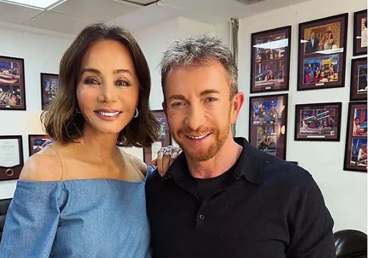 Isabel Preysler lució en 'El Hormiguero' pendientes bilbaínos y vaqueros de lentejuelas.