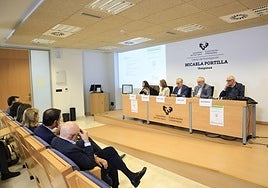 Lourdes Pérez, Izaskun Bilbao, Ramón Jauregui, Rafael Larreina y Ramón Rabanera, en las jornadas.