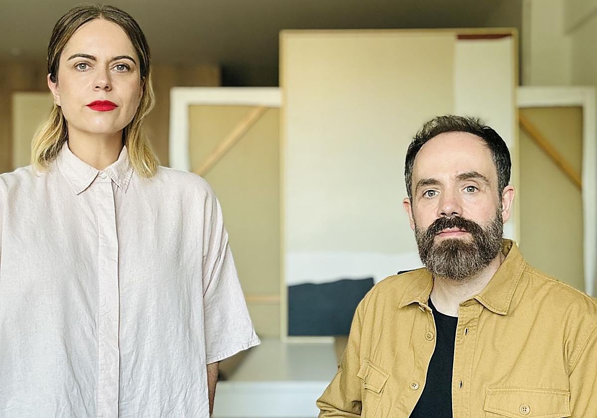 Leire y Haritz, la pareja de Leioa que crea los cuadros para las casas más elegantes de Bizkaia