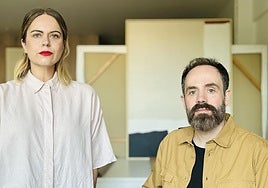 Leire y Haritz crean cuadros abstractos para las casas más elegantes de Bizkaia.