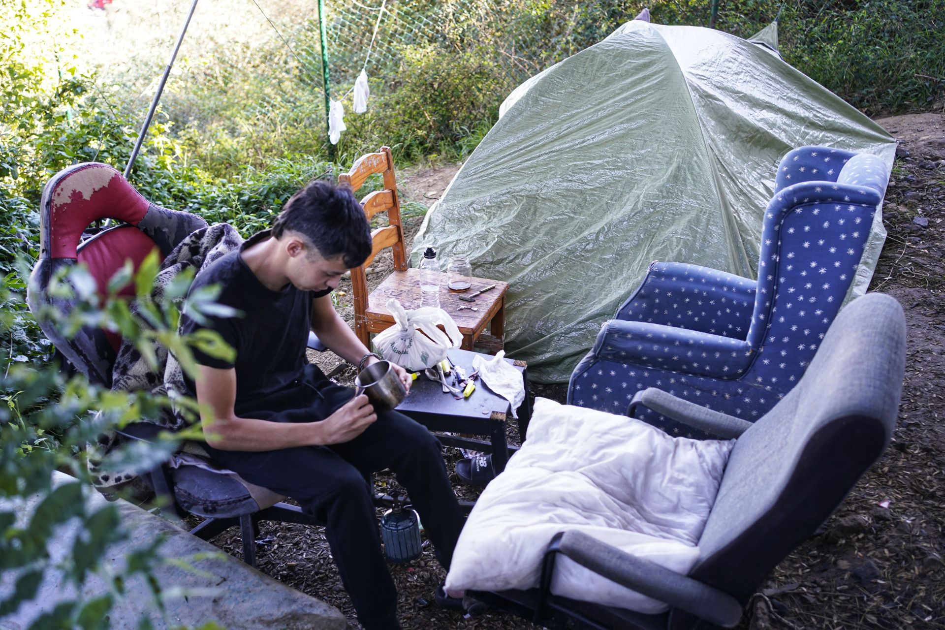 Uno de los jóvenes que viven en los precarios campamentos que se reparten por las laderas de los montes que rodean Bilbao.