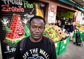 Mohamed Dieng, senegalés de 45 años, junto a la frutería Pino.