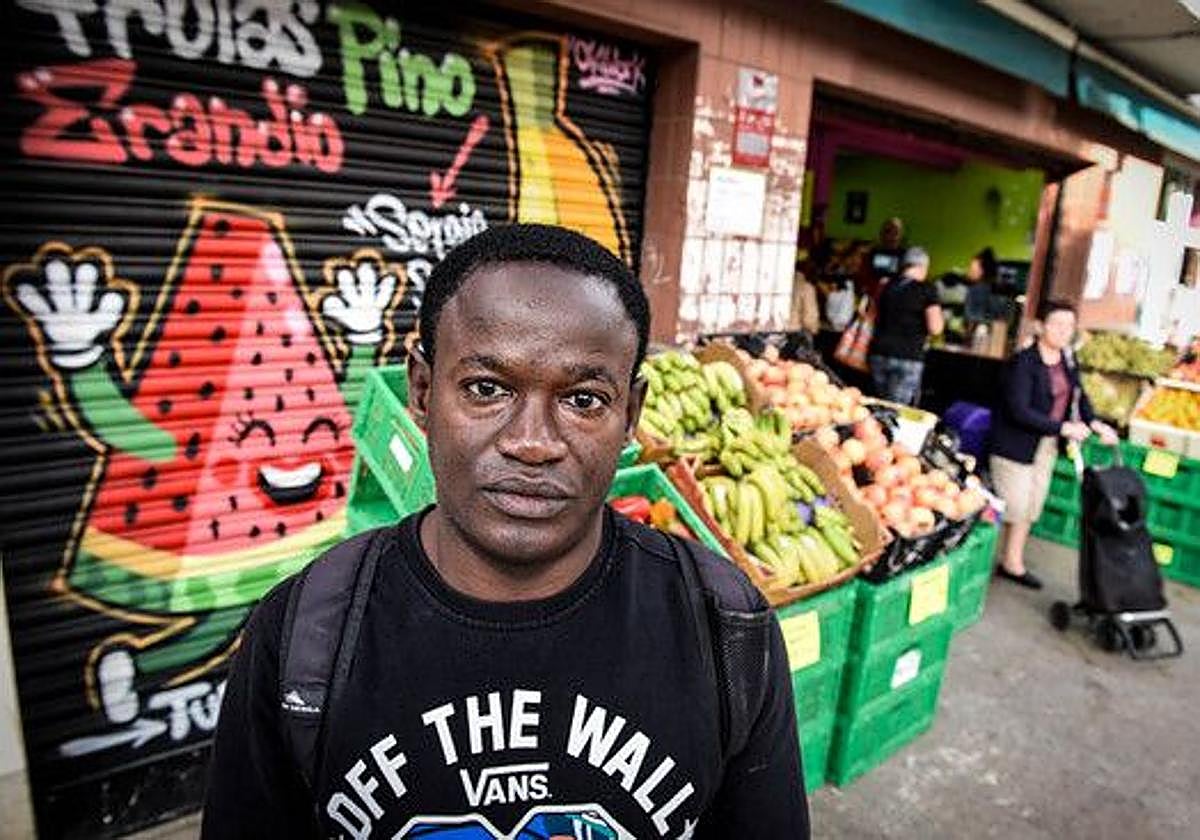 Mohamed Dieng, senegalés de 45 años, junto a la frutería Pino.