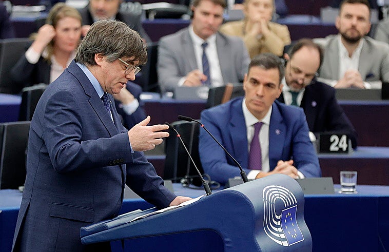 O Puigdemont deja caer a Sánchez o acabará devorado por la extrema derecha catalana