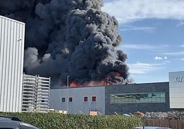 Un enorme incendio arrasa Conservas Crespo en Santoña