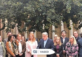 El presidente del PP vasco, Javier de Andrés, durante su intervención esta mañana en Gernika