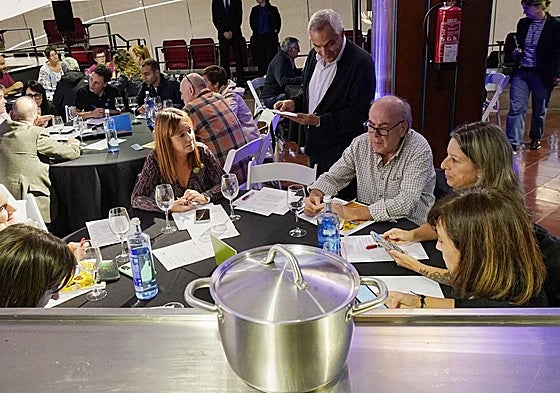 Un momento de la conversación en el Jai Alai de Gernika.