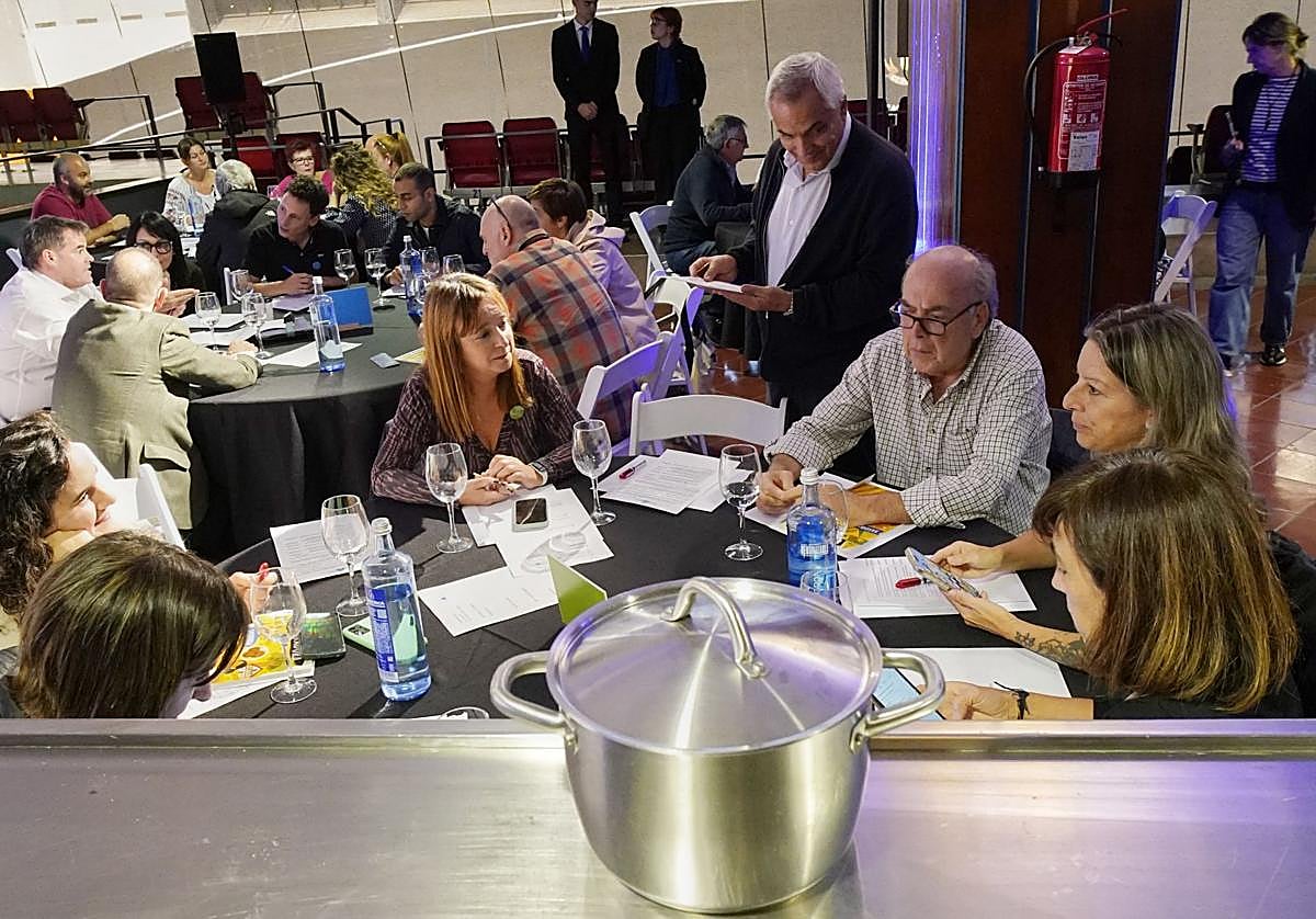 Un momento de la conversación en el Jai Alai de Gernika.