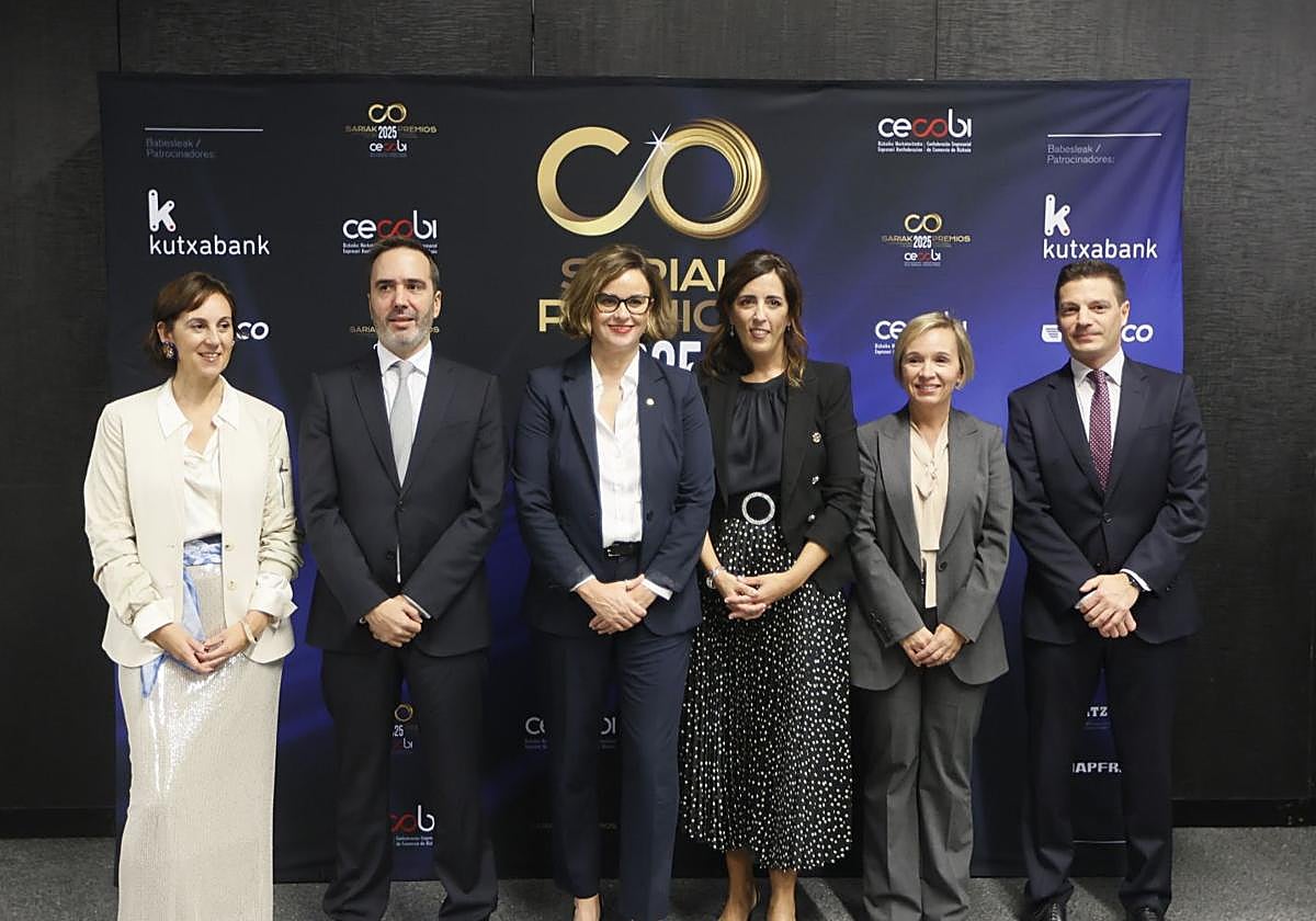 Kontxi Claver, Javier Hurtado, Elixabete Etxanobe, María López Negrete, Ainara Basurko y Mikel Gómez.