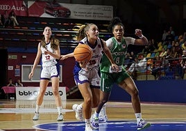 Castedo tantea un tiro a canasta ante la mirada de Jankovic