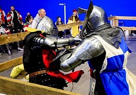 Los ocho equipos de distintas localidades se enfrentaron en turnos de tres contra tres ataviados con armaduras y cascos medievales de «unos 30 kilos» de peso.