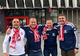 Los aficionados del Tenerife en los aledaños de San Mamés.