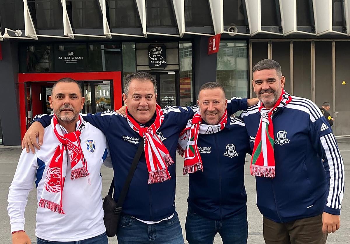 Los aficionados del Tenerife en los aledaños de San Mamés.