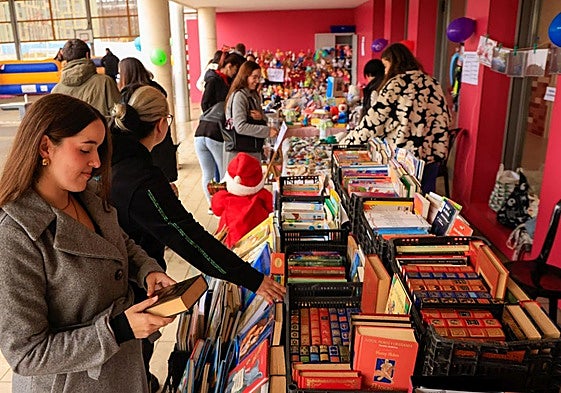 El mal tiempo no hizo que la gente dejase de acudir a la fiesta.