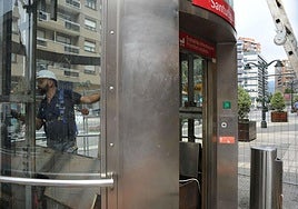 Imagen de archivo de un operario trabajando en el interior del ascensor.