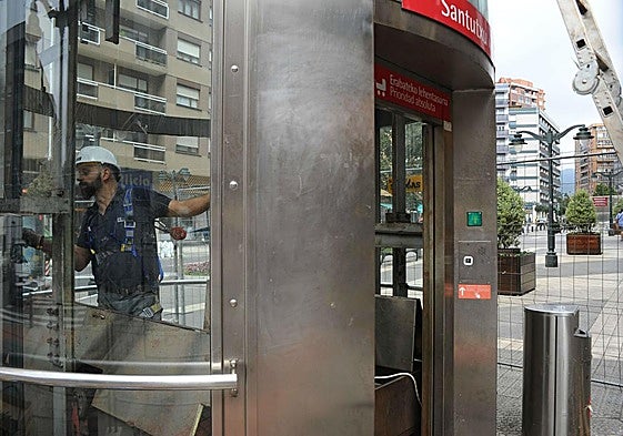 Imagen de archivo de un operario trabajando en el interior del ascensor.