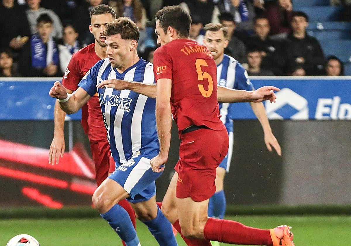 Boyé pugna por el balón ante la defensa del Valencia.