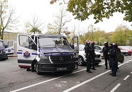 Varias furgonetas de antidisturbios de la Ertzaintza desplegadas por el barrio de San Martín.