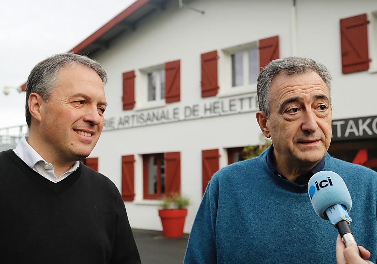 El presidente del EBB del PNV, Aitor Esteban, este sábado en Heleta junto al burukide del IBB Peio Etxeleku.