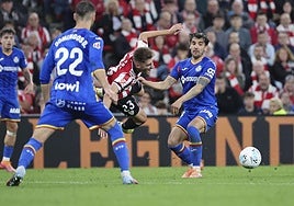 Robert Navarro cae tras chocar contra un jugador rival