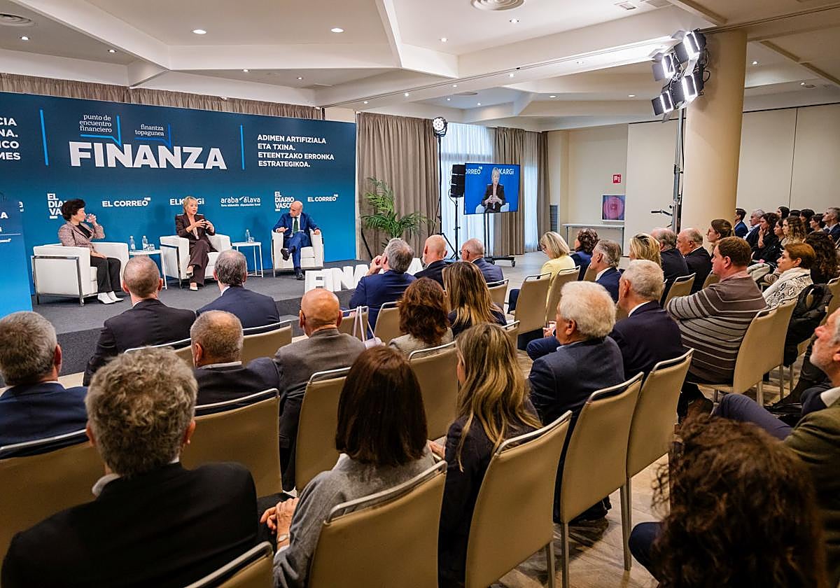 Un destacado público de líderes empresariales siguió con atención las reflexiones de las ponentes en el coloquio final.