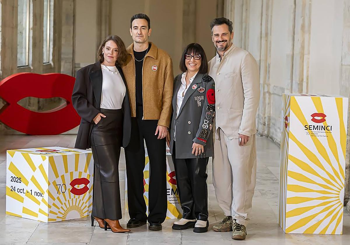 Los actores María Rodríguez Soto, Miki Esparbé y Asier Etxeandia junto a Judith Colell.
