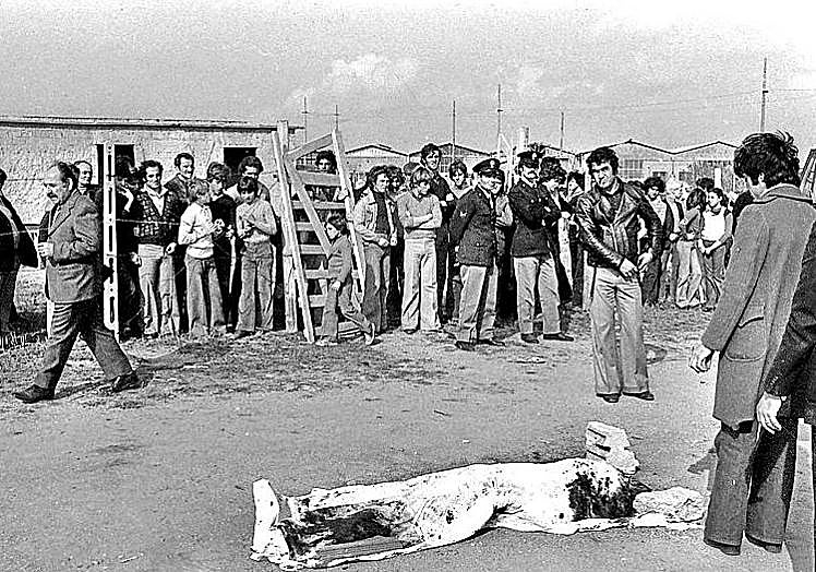Hallazgo del cadáver de Pasolini en una playa de Ostia el 2 de noviembre de 1975.